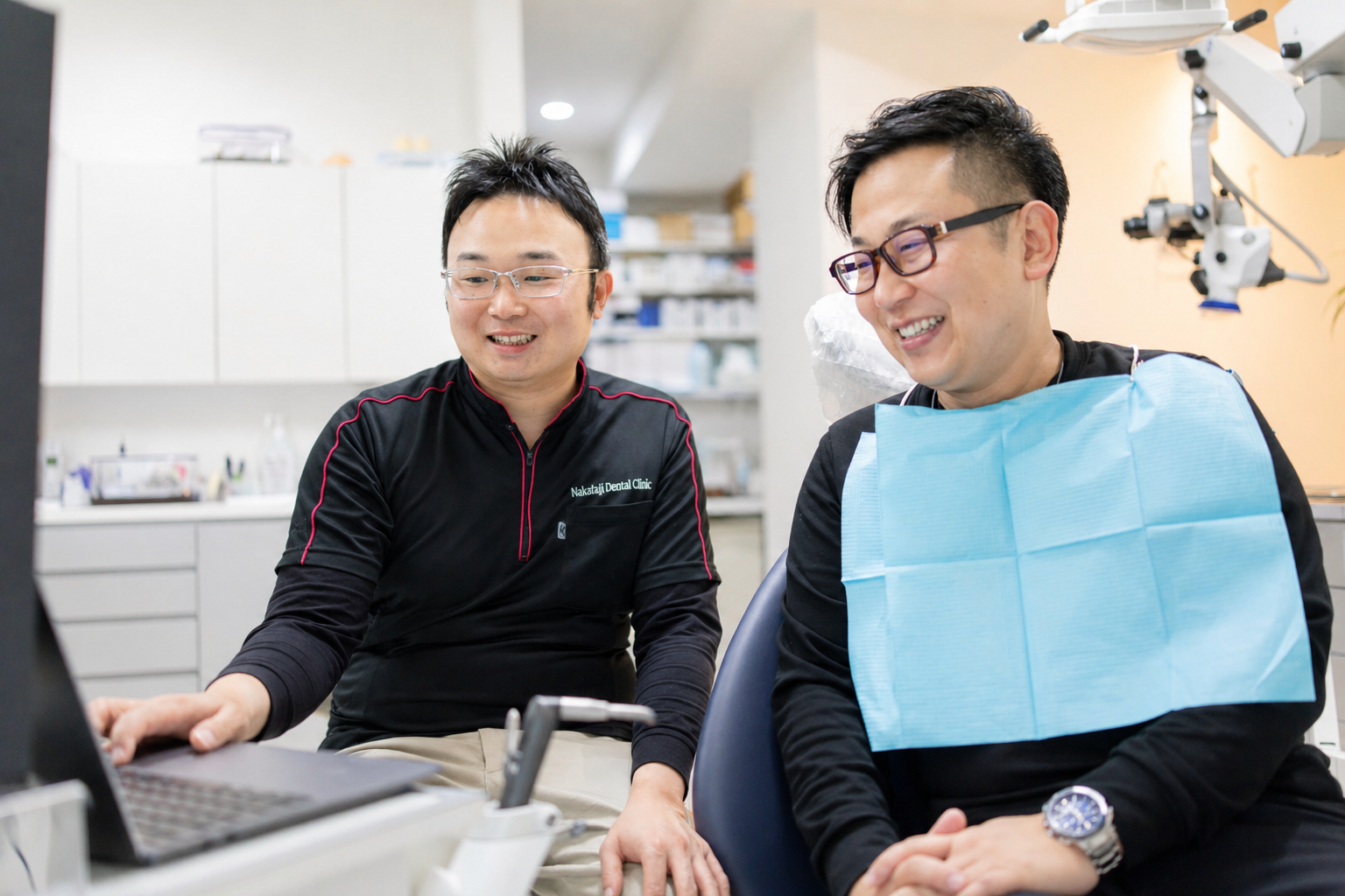 院長がモニターを使って患者に治療内容を説明するカウンセリングの様子